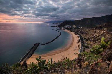 Playa de Las Teresitas beach, San Andres kasaba ve arka planda şehir Santa Cruz de Tenerife kıyı şeridi görünümü. Bu plaj kum Sahara Çölü'nden sevk