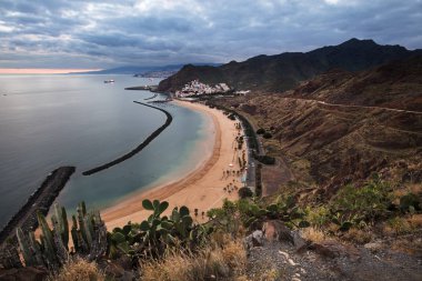Playa de Las Teresitas beach, San Andres kasaba ve arka planda şehir Santa Cruz de Tenerife kıyı şeridi görünümü. Bu plaj kum Sahara Çölü'nden sevk