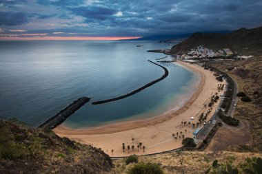Playa de Las Teresitas beach, San Andres kasaba ve arka planda şehir Santa Cruz de Tenerife kıyı şeridi görünümü. Bu plaj kum Sahara Çölü'nden sevk