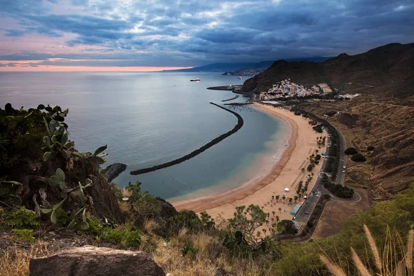 Playa de Las Teresitas beach, San Andres kasaba ve arka planda şehir Santa Cruz de Tenerife kıyı şeridi görünümü. Bu plaj kum Sahara Çölü'nden sevk