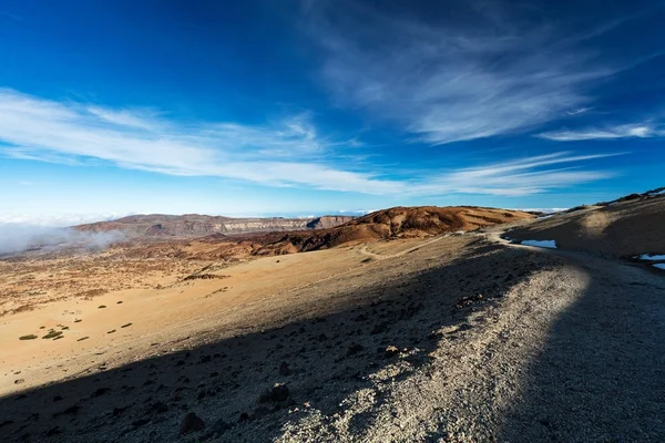 Teide Milli Parkı, Tenerife, Kanarya Adaları - Montana Blanca volkanik tırmanış Trail renkli toprak. 3718 m Teide tepeye kadar İspanya'nin bu doğa yürüyüşü yol uzun ve zorludur