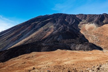 Teide Milli Parkı, Tenerife, Kanarya Adaları'nda renkli Teide yanardağı yokuş yukarı bir bakış. Uzaktan resimde 3718 m ilâ Teide tepe, İspanya en yüksek zirveye önde gelen bir cablecar olduğunu.