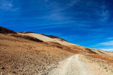Teide Milli Parkı, Tenerife, Kanarya Adaları - çakıl patika Montana Blanca volkanik tırmanış Trail. 3718 m Teide tepeye kadar İspanya'nin bu doğa yürüyüşü yol uzun ve zorludur.