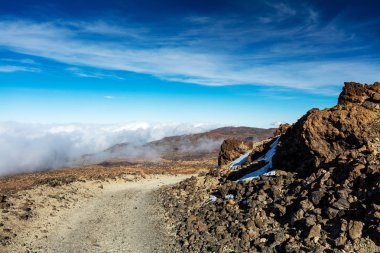 Teide Milli Parkı, Tenerife, Kanarya Adaları - çakıl patika Montana Blanca volkanik tırmanış Trail. 3718 m Teide tepeye kadar İspanya'nin bu doğa yürüyüşü yol uzun ve zorludur.
