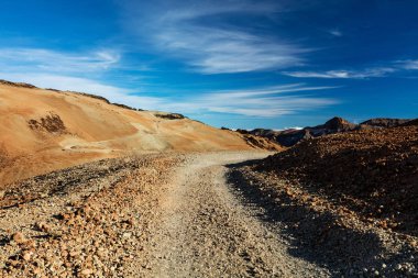 Teide Milli Parkı, Tenerife, Kanarya Adaları - çakıl patika Montana Blanca volkanik tırmanış Trail. 3718 m Teide tepeye kadar İspanya'nin bu doğa yürüyüşü yol uzun ve zorludur.