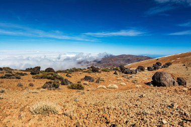 Teide Milli Parkı, Tenerife, Kanarya Adaları - Montana Blanca volkanik tırmanış Trail 3718 m Teide tepeye kadar renkli toprak. Teide astronomik Gözlemevi uzaktan görülebilir.
