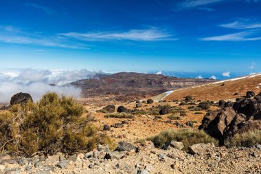 Teide Milli Parkı, Tenerife, Kanarya Adaları - Montana Blanca volkanik tırmanış Trail 3718 m Teide tepeye kadar renkli toprak. Teide astronomik Gözlemevi uzaktan görülebilir.