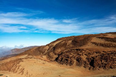 Teide Milli Parkı, Tenerife, Kanarya Adaları - Montana Blanca volkanik tırmanış Trail 3718 m Teide tepeye kadar renkli toprak. Teide astronomik Gözlemevi uzaktan görülebilir.