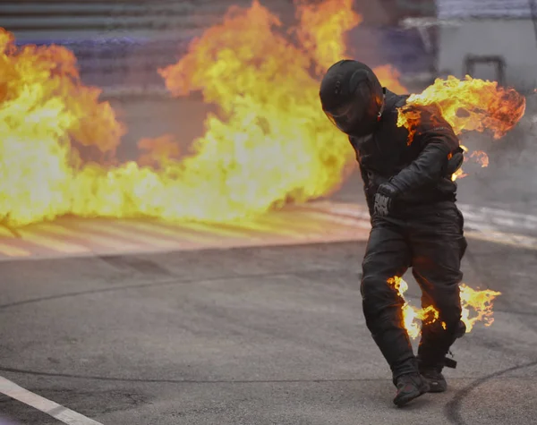 Stuntman in brand — Stockfoto