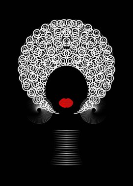portre Afrikalı kadınlar, saçlı esmer kadın yüzü afro ve izole veya siyah arka plan üzerinde etnik geleneksel takı