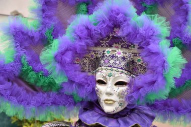 Geleneksel karnaval Venedik Maske. Gizemli renkleri Venedik maskeli güzel ve genç birbayan. Moda fotoğraf. Tatiller ve kutlamalar. Parti fantazi kadın renkli
