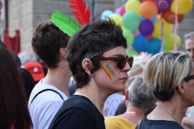 Florence, İtalya - 12 Haziran: evli olmayan çiftler tezahürü Gay Pride. İnsanlar manifestets evlenmemiş gay, lezbiyen ve heteroseksüel eşit yurttaşlık hakları çiftler için. Karşı ayrımcılık ve dışlama ve Lgbt insan hakları için. gökkuşağı renkleri 