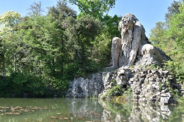 Colosso dell'Appennino del Giambologna 1580, Floransa içinde genel park Villa Demidoff Pratolino Toskana bulunan heykel 