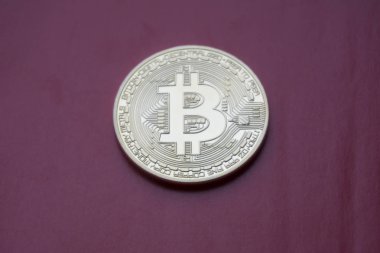 Kırmızı zemin üzerine altın Bitcoins dijital sanal para.