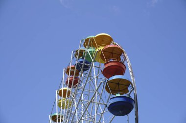 Dönme dolap Mavi Gökyüzünde