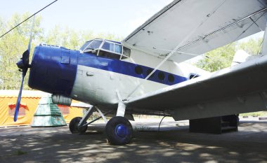 küçük bir uçak bir vida ile