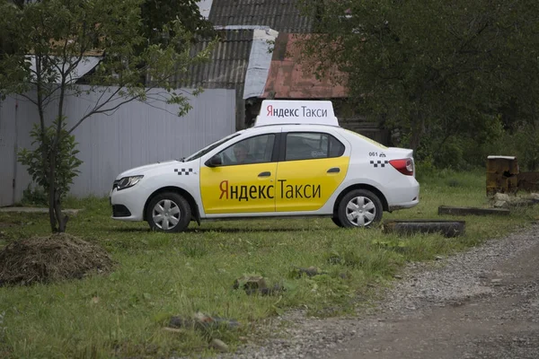 Berezniki, RUSSIE - 11 septembre 2017 : Taxi Yandex dans la rue de la ville en Russie — Photo
