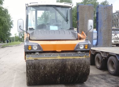 Yeni yol inşaat site.repair üzerinde çalışan yol silindiri Görünümü Kapat