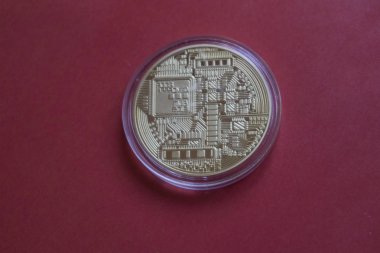 Kırmızı zemin üzerine altın Bitcoins dijital sanal para.