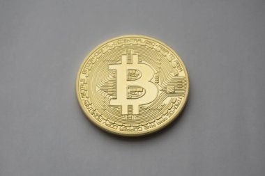 Altın Bitcoins dijital sanal para gri bir arka plan üzerinde.