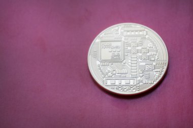 Kırmızı zemin üzerine altın Bitcoins dijital sanal para.