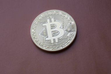 Kırmızı zemin üzerine altın Bitcoins dijital sanal para.