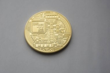 Altın Bitcoins dijital sanal para gri bir arka plan üzerinde.