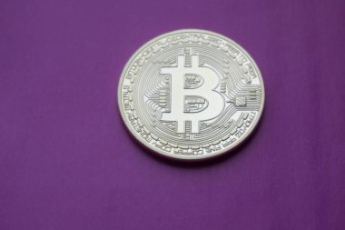 Altın Bitcoins dijital sanal para mor bir arka plan üzerinde.