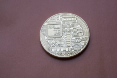 Kırmızı zemin üzerine altın Bitcoins dijital sanal para.