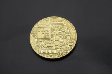 Altın Bitcoins dijital sanal para siyah gri arka plan üzerine.