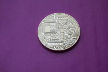 Altın Bitcoins dijital sanal para mor bir arka plan üzerinde.