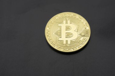 Altın Bitcoins dijital sanal para siyah gri arka plan üzerine.