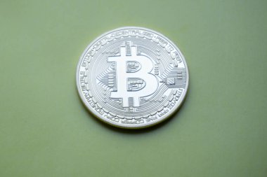 Altın Bitcoins dijital sanal para yeşil bir arka plan üzerinde.