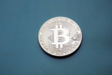 Altın Bitcoins dijital sanal para mavi bir arka plan üzerinde.