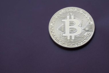 Altın Bitcoins dijital sanal para mor bir arka plan üzerinde.