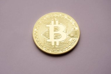 Kırmızı zemin üzerine altın Bitcoins dijital sanal para.