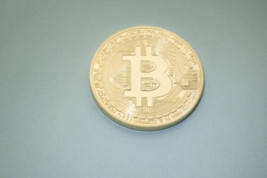 Altın Bitcoins dijital sanal para siyah gri arka plan üzerine.