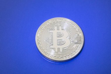 Altın Bitcoins dijital sanal para mavi bir arka plan üzerinde.