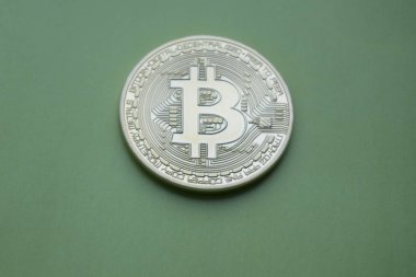 Altın Bitcoins dijital sanal para yeşil bir arka plan üzerinde.
