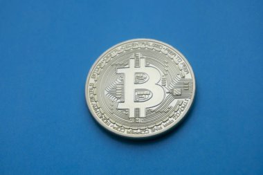 Altın Bitcoins dijital sanal para mavi bir arka plan üzerinde.