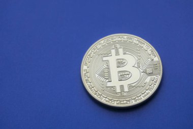 Altın Bitcoins dijital sanal para mavi bir arka plan üzerinde.