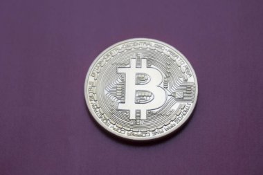 Altın Bitcoins dijital sanal para mor bir arka plan üzerinde.
