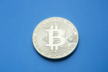 Altın Bitcoins dijital sanal para mavi bir arka plan üzerinde.