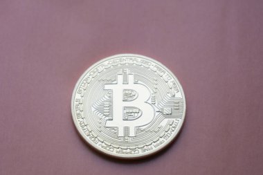 Altın Bitcoins dijital sanal para mor bir arka plan üzerinde.