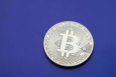Altın Bitcoins dijital sanal para mavi bir arka plan üzerinde.