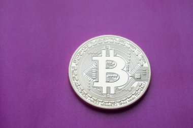Altın Bitcoins dijital sanal para mor bir arka plan üzerinde.