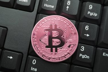 klavye üzerinde altın bitcoin