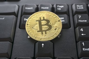 klavye üzerinde altın bitcoin