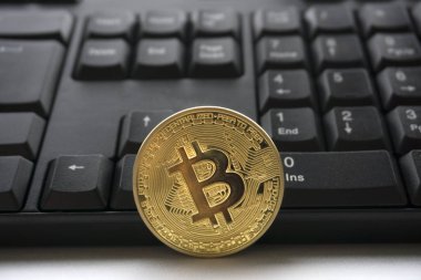 klavye üzerinde altın bitcoin
