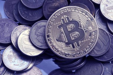 Rus banknotlar üzerinde bir Bitcoin. Portre, makro çekim
